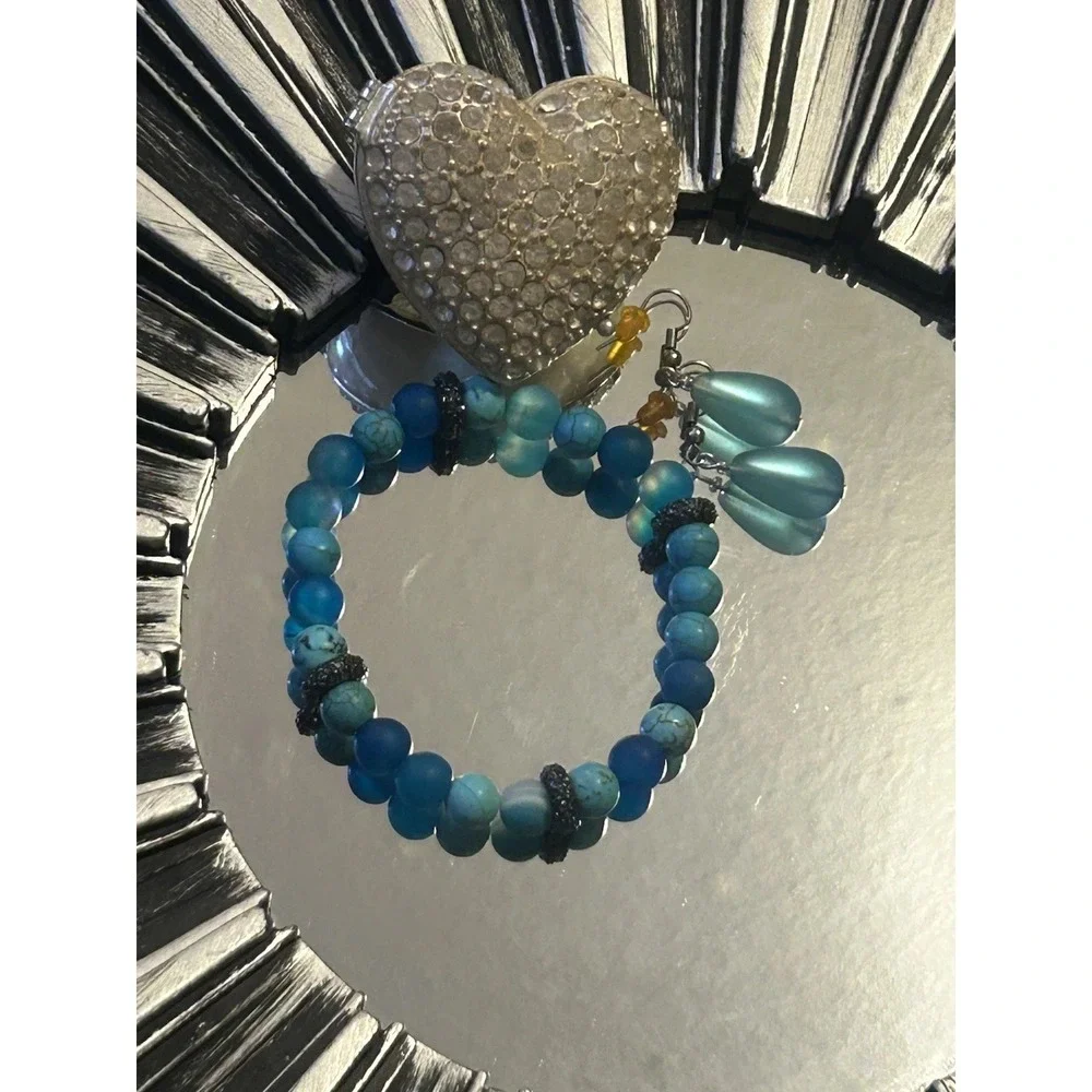 Set Blue Turquoise Colored Stretch Bracelet + Earrings Beautiful Shades Of Blue